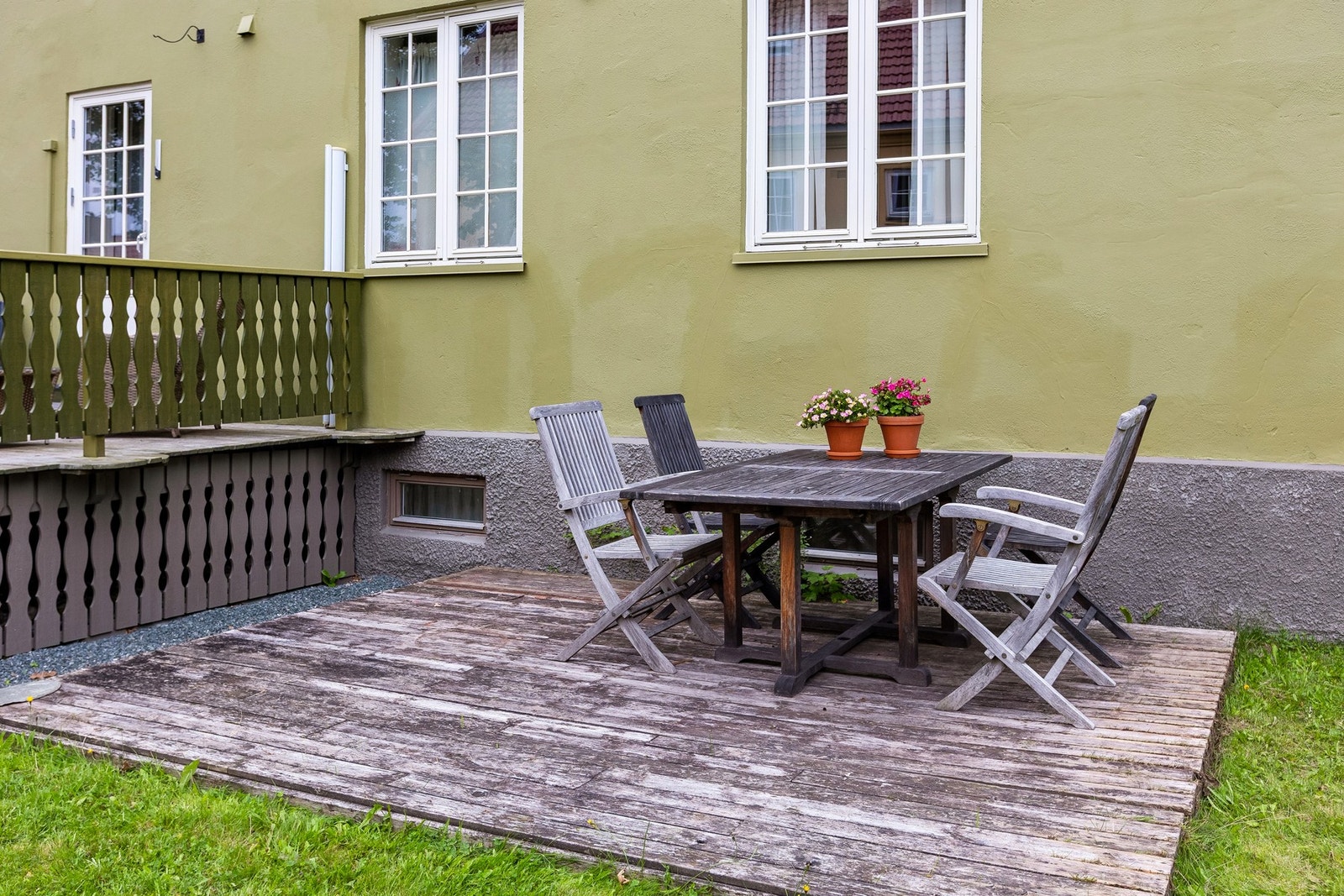 På terrassen kan man kose seg med en kaffekopp i morgensolen og utover dagen Galleribilde