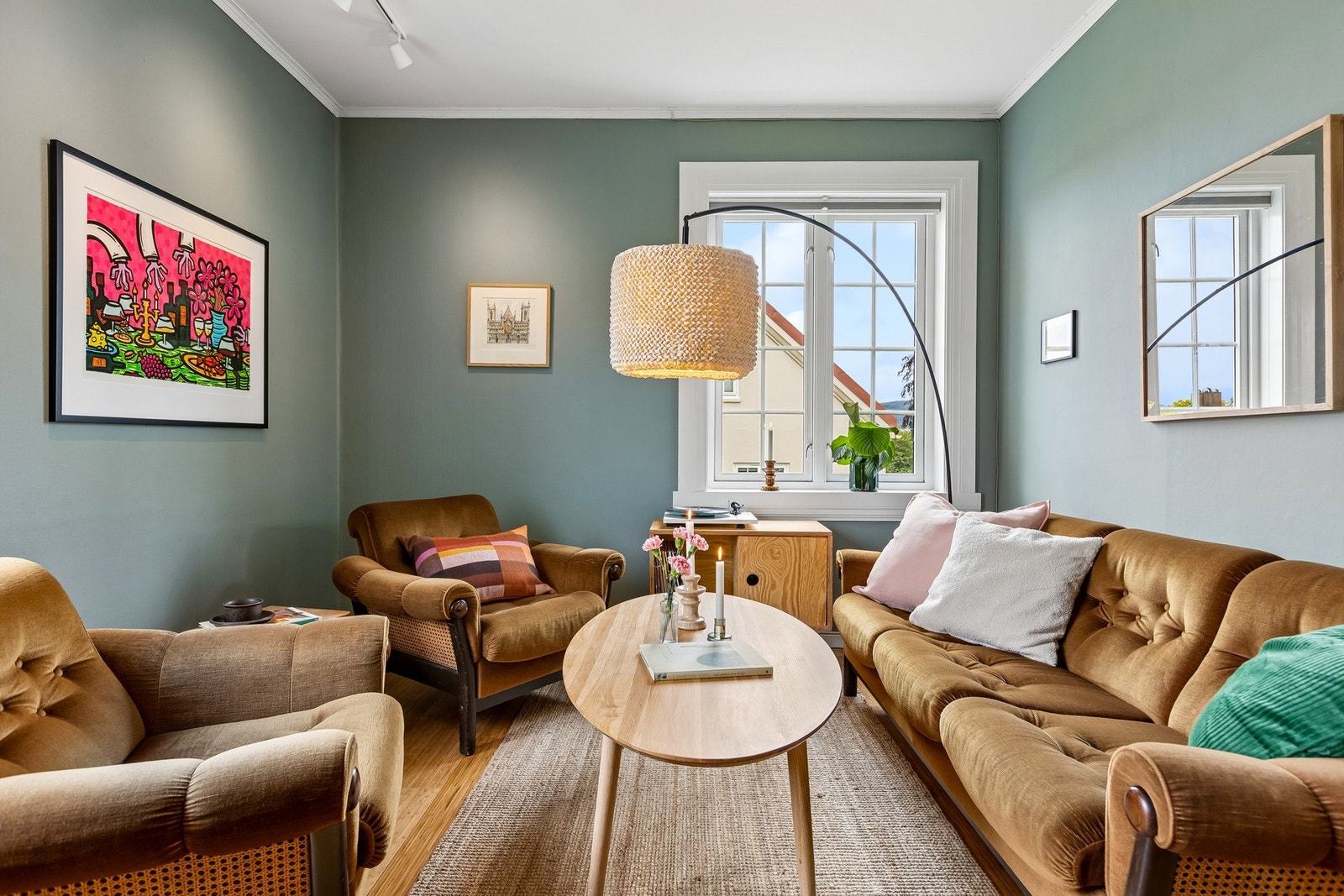 Leiligheten fremstår som stilren og moderne Galleribilde