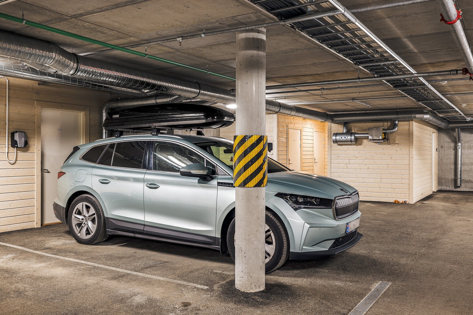 Fast parkeringsplass med lader for el-bil Galleribilde
