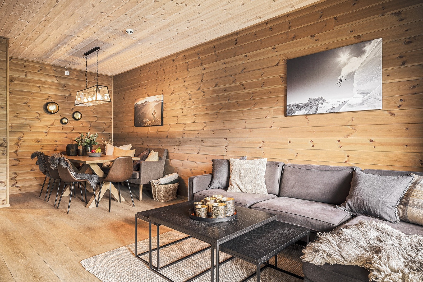 Leiligheten har praktisk planløsning og kan enkelt innredes med både sofa- og spisegruppe Galleribilde
