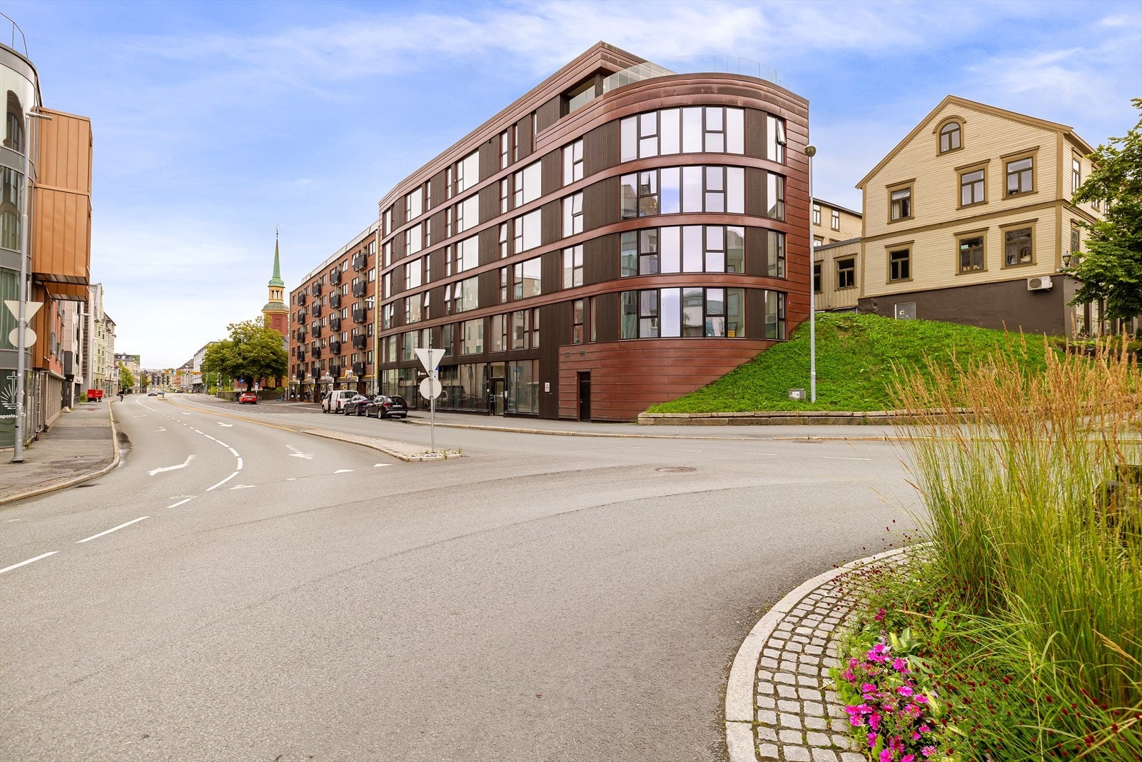 Leiligheten har en god beliggenhet med kort vei til både sentrum og Solsiden. Her har du nærhet til dagligvarebutikker, treningssenter og øvrige servicetilbud. Galleribilde