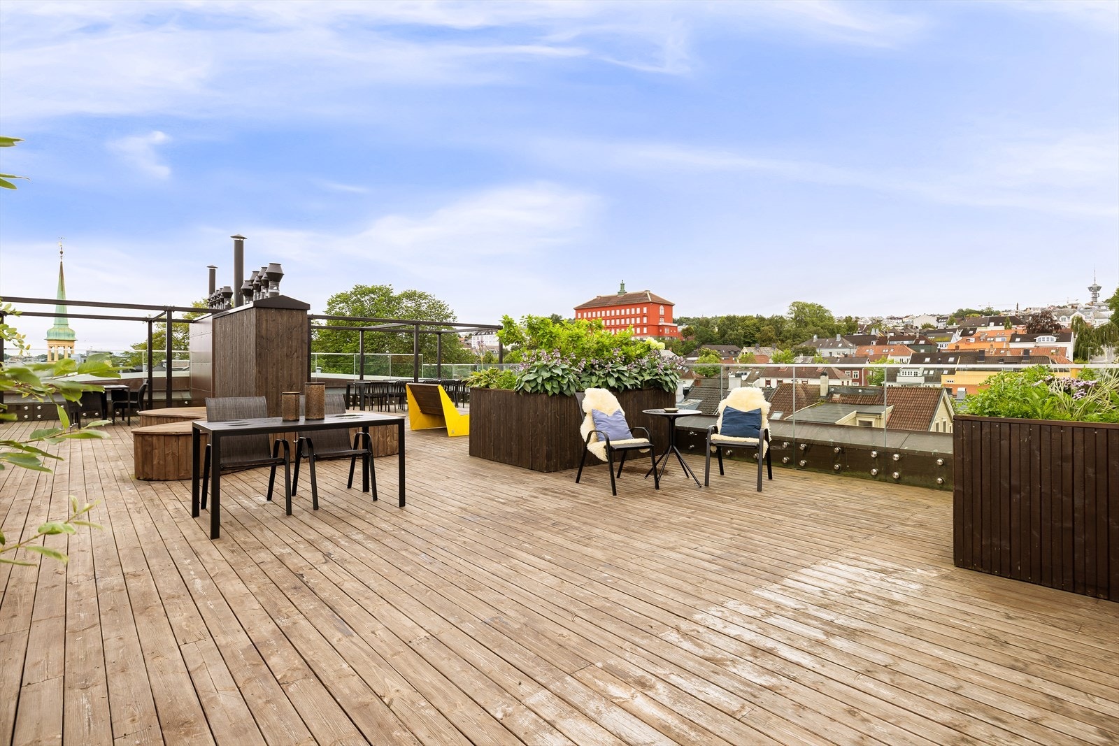 Felles takterrasse med gode solforhold hele dagen og plass til å nyte fine dager. Galleribilde