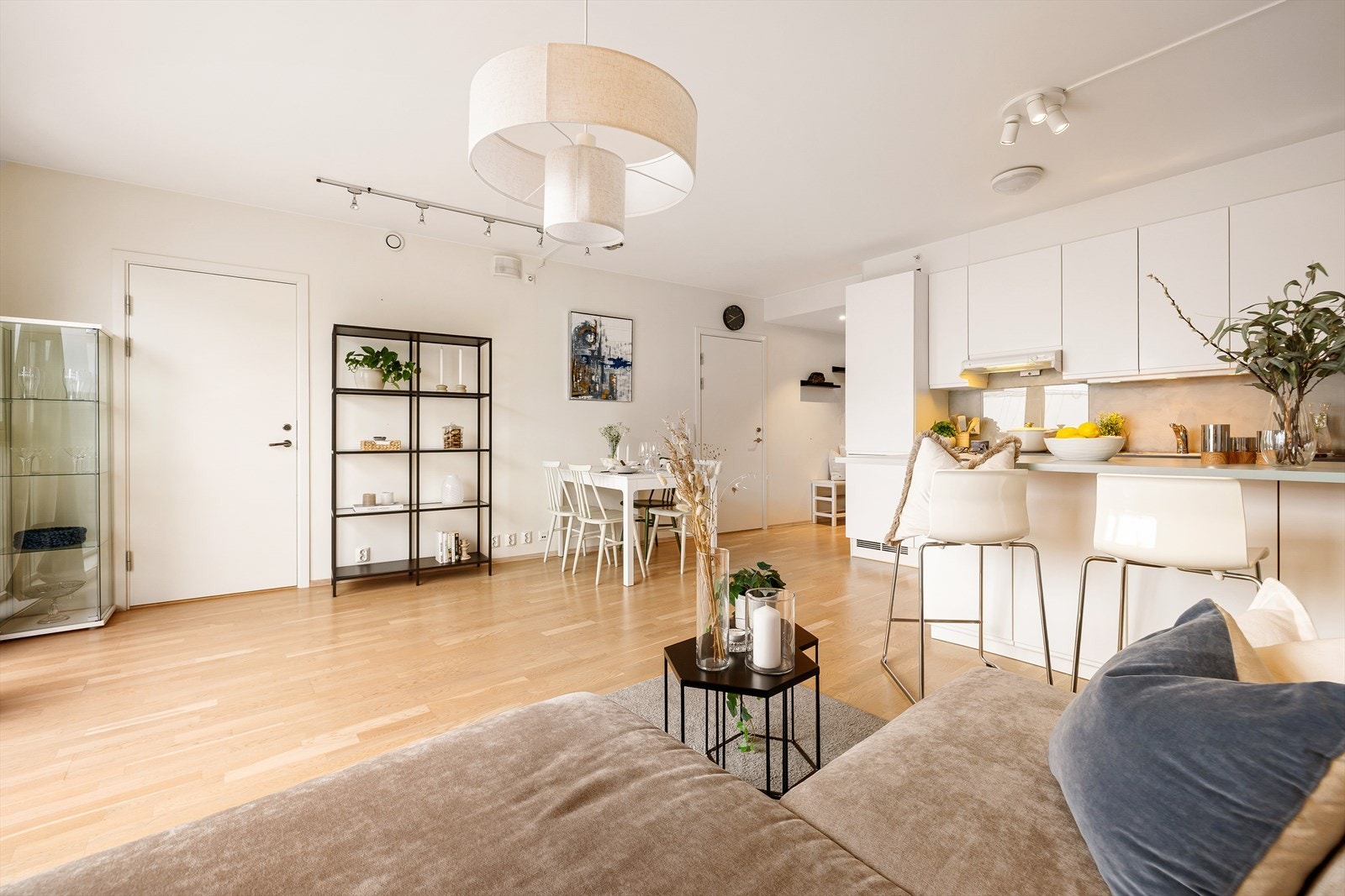 Lyse vegger gir et moderne og innbydende preg, komplettert med downlights på bad og i entré. Galleribilde