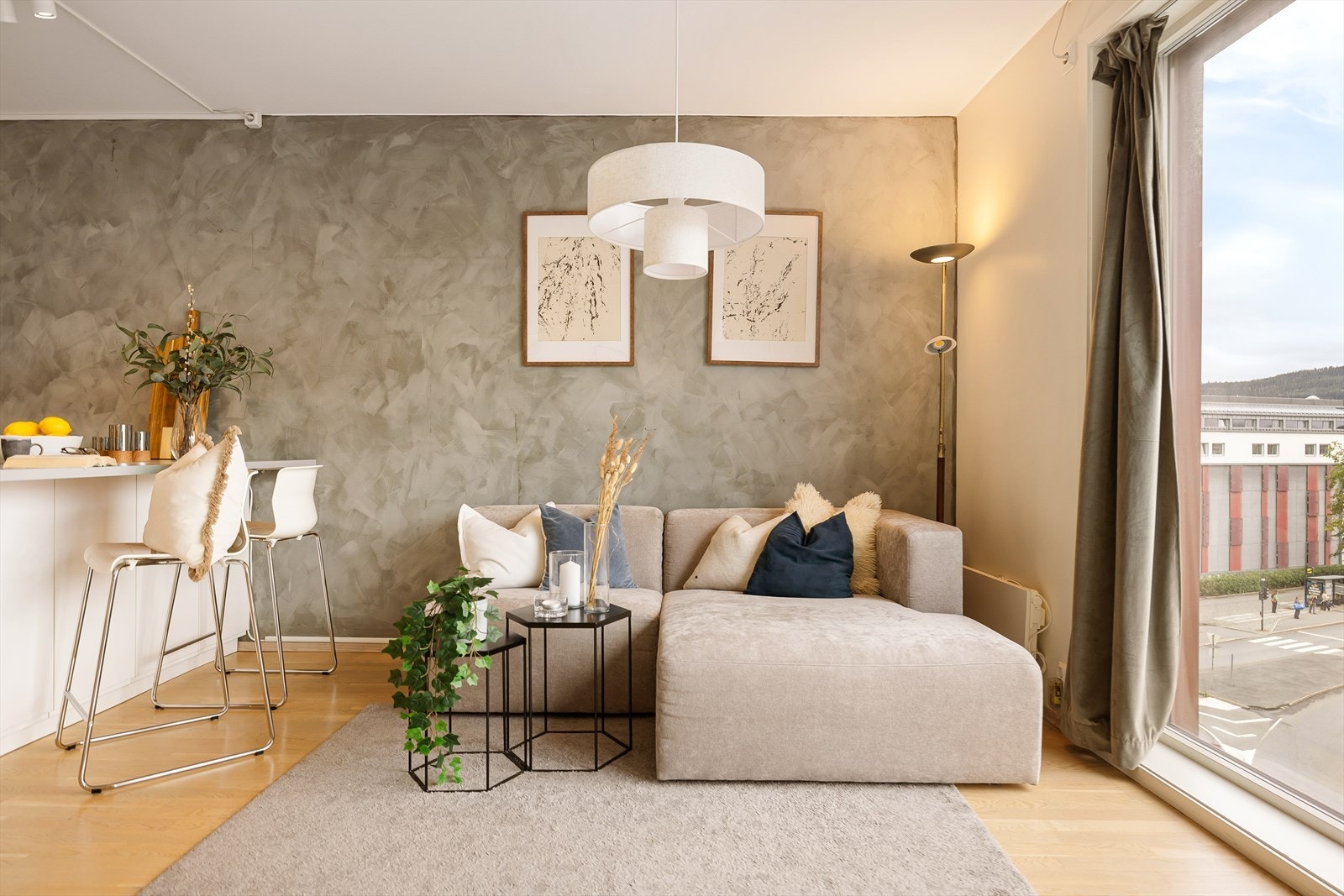 Store vindusflater fra tak til gulv som gir rikelig med dagslys og en åpen romfølelse. Galleribilde