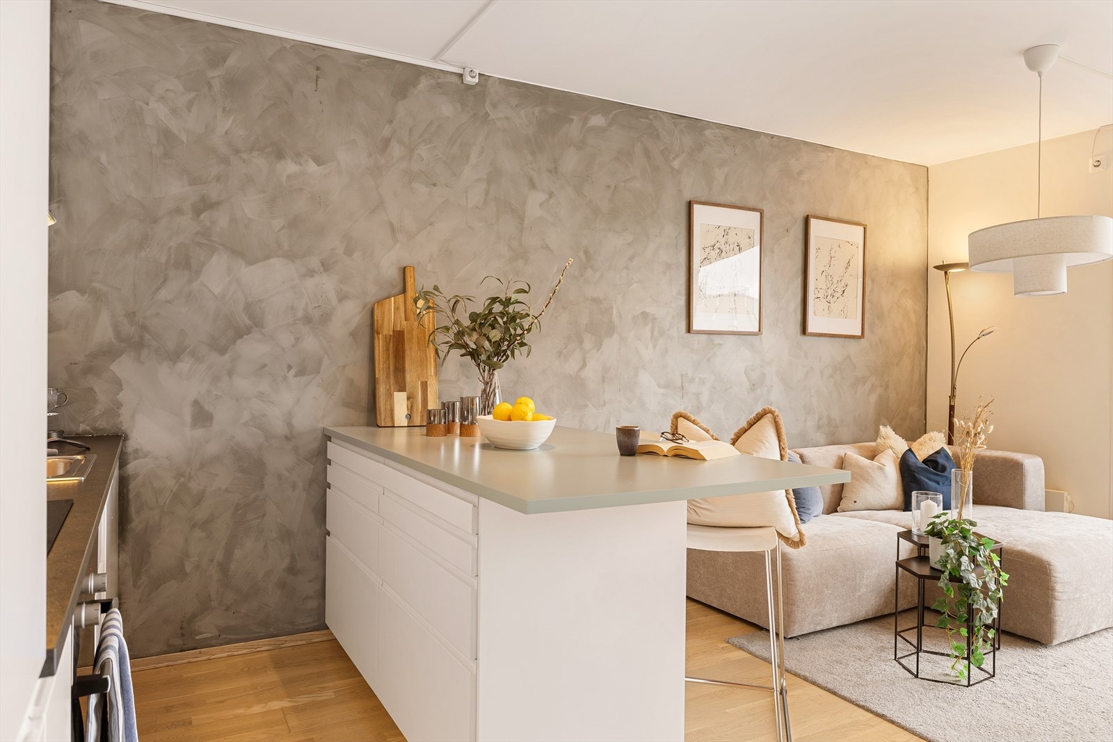 Kjøkkenet er levert av kvalitetsleverandøren JKE Design og fremstår som stilrent, funksjonelt og moderne. Galleribilde