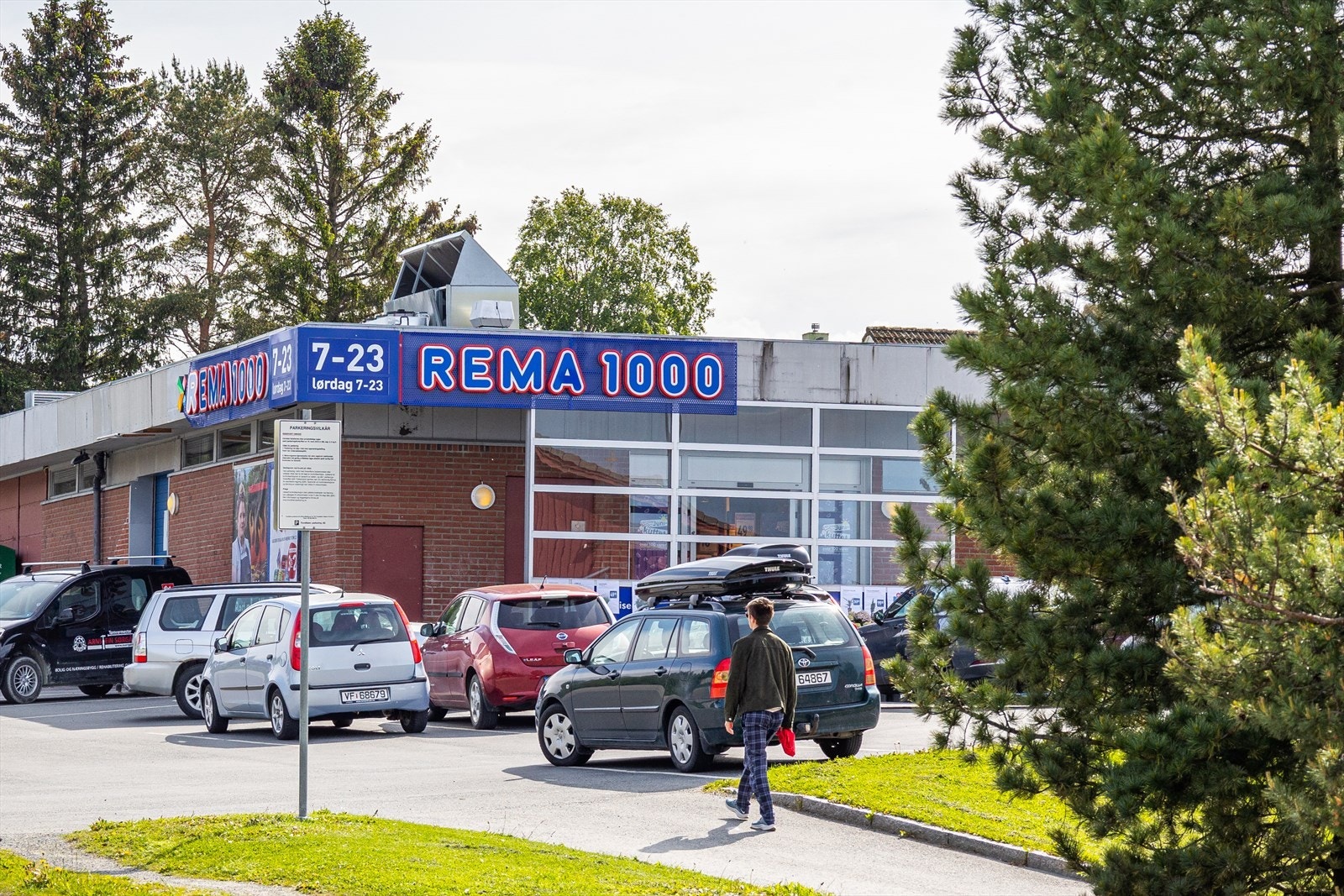 Dagligvarehandelen kan enkelt gjøres ved Rema 1000 Charlottenlund eller Extra Charlottenlund, som begge ligger en kort kjøretur unna. Galleribilde