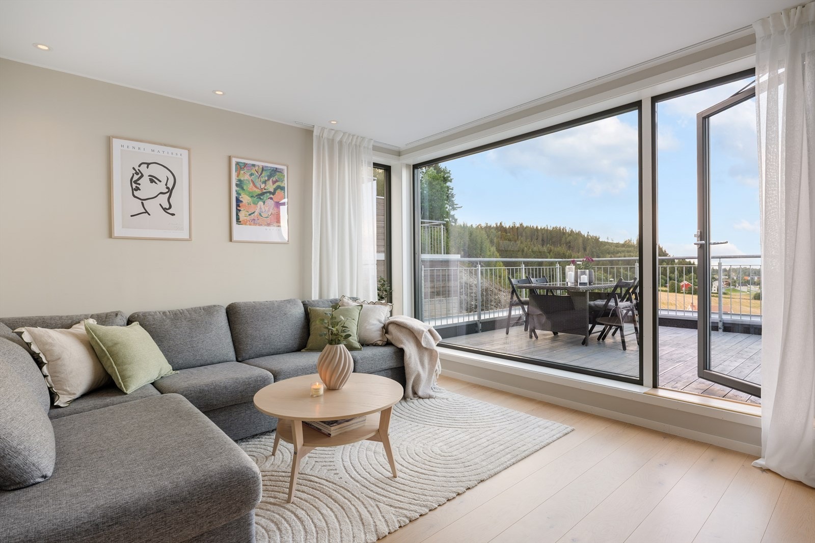 Andre etasje har en romslig loftstue på omtrent 18,5 kvm som gir et fint supplement til hovedstuen. Herifra er det også utgang til takterrassen. Galleribilde