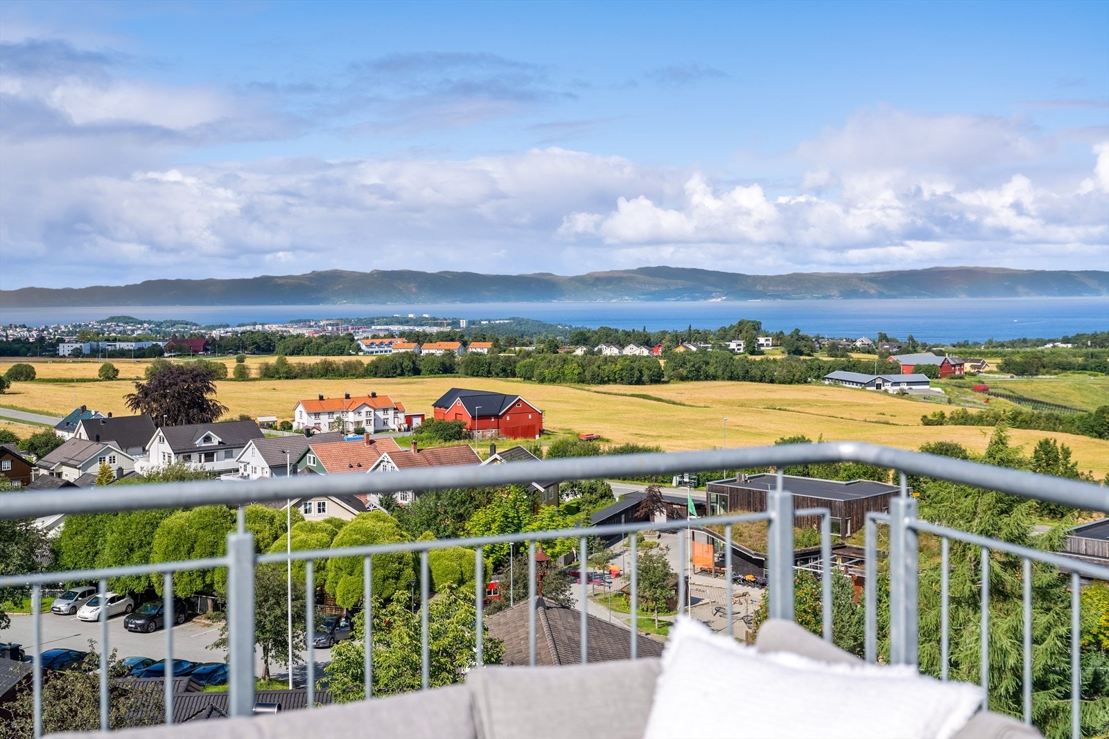Her ligger alt til rette for å nyte solrike dager og hyggelige kvelder i vakre omgivelser. Galleribilde