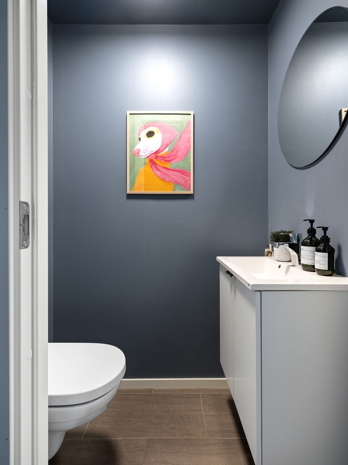 I tilknytning til entréen ligger et stilrent og praktisk toalettrom. Galleribilde
