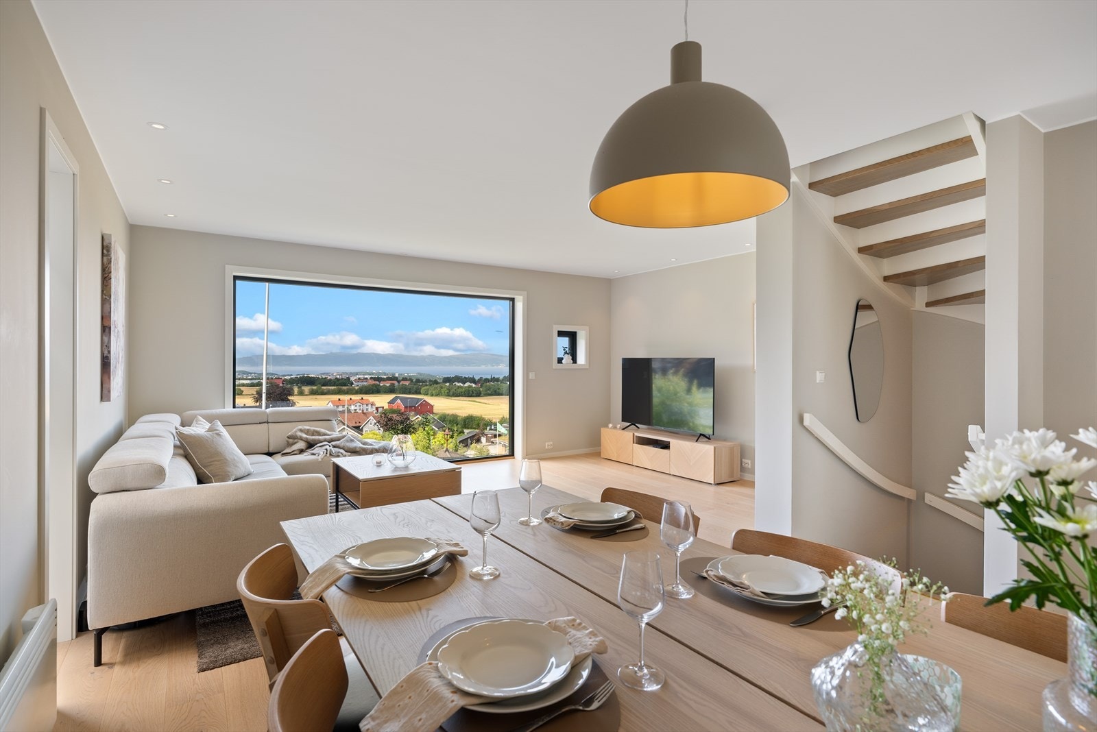 Også fra spiseplassen kan man nyte den vakre utsikten, noe som gir en flott ramme rundt måltidene. Galleribilde
