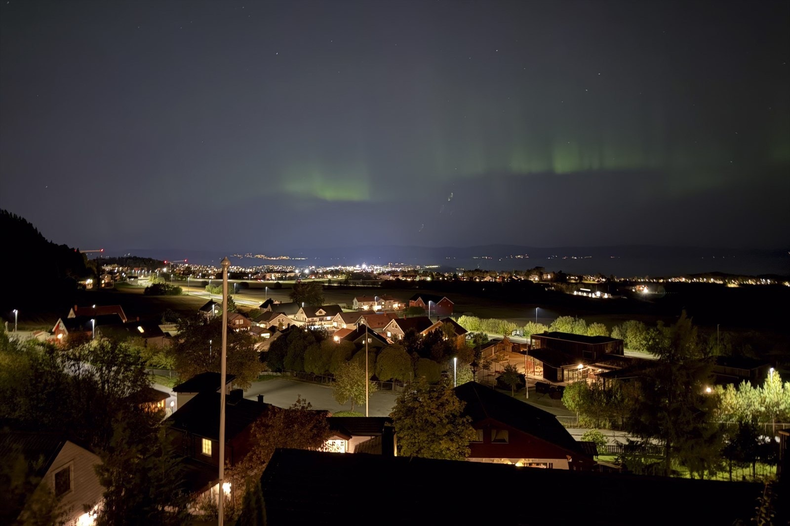 Fra takterrassen kan man på klare kvelder oppleve nordlyset danse over himmelen (bilde fra selger). Galleribilde