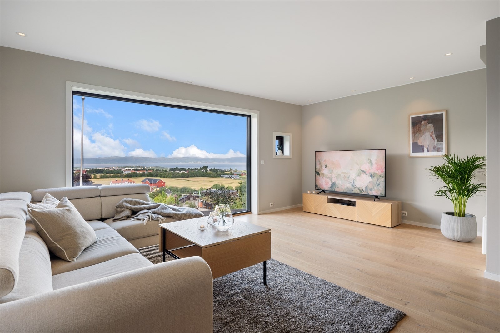 Utvendig screens på stuevinduet gjør det enkelt å regulere lysinnslippet. Galleribilde