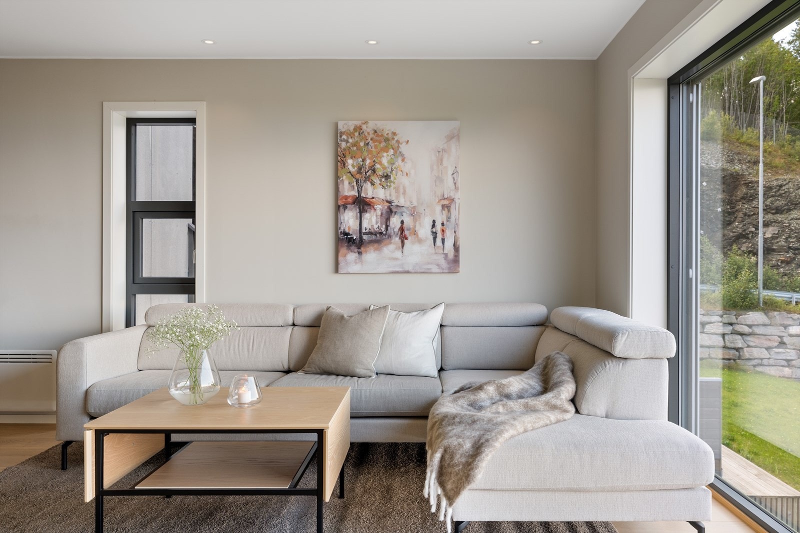Enstavs parkett, delikate fargevalg og downlights i himlingen gir boligen et pent og helhetlig uttrykk. Galleribilde