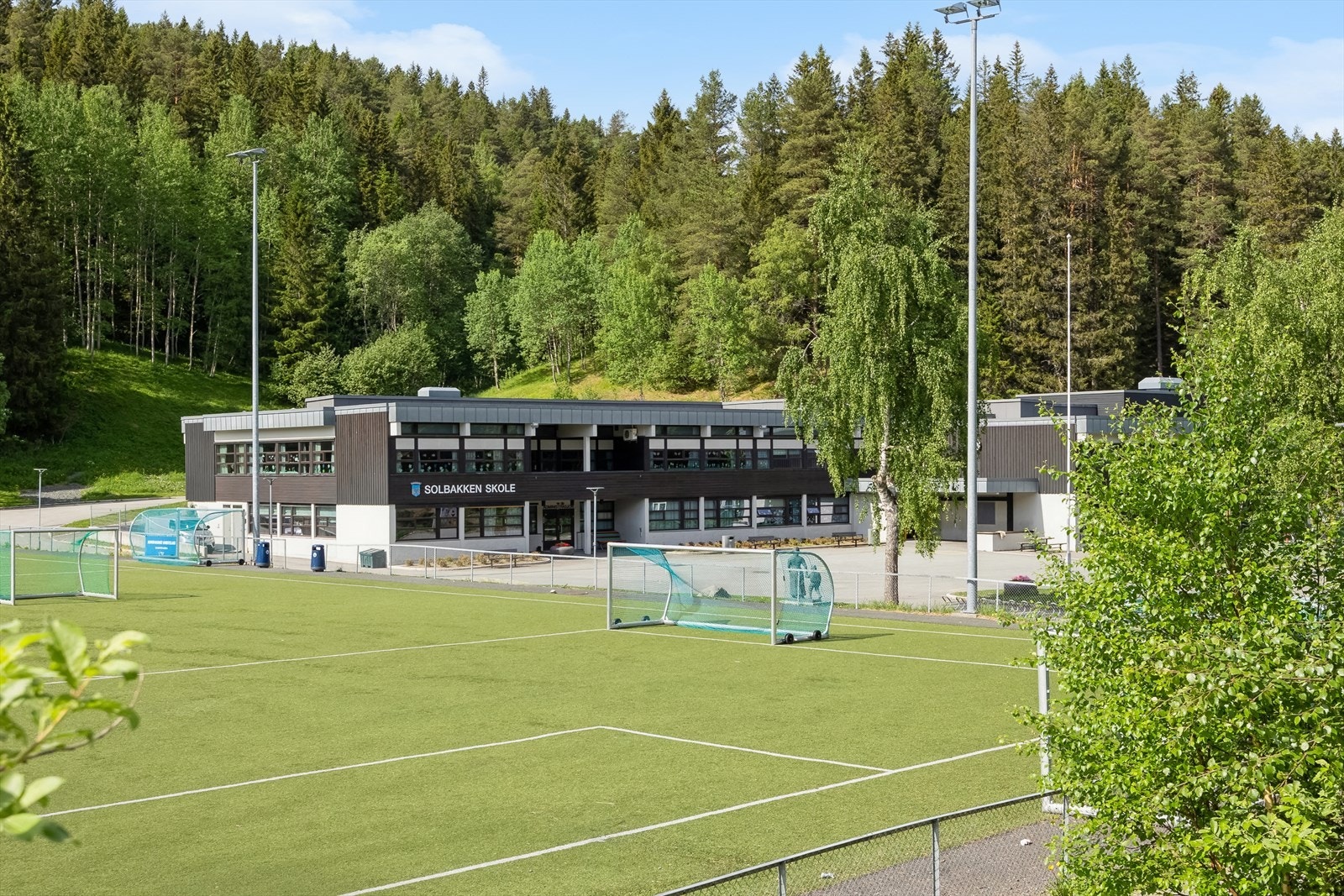 Boligen sogner til Solbakken barneskole og Markaplassen ungdomsskole. Ved Solbakken skole finnes det blant annet en kunstgressbane og sykkelløype. Galleribilde