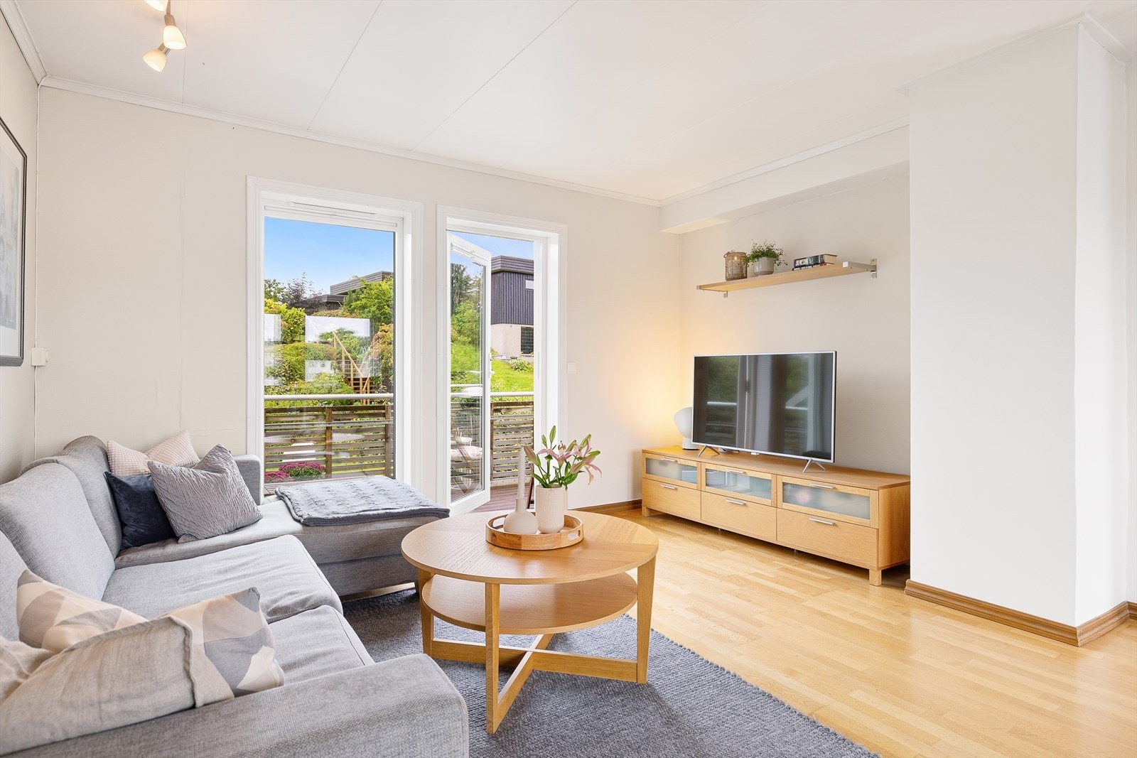 Stuen på 33 m² gir gode møbleringsmuligheter, med plass til både sofaseksjon, spisebord, TV-krok og mer. Galleribilde