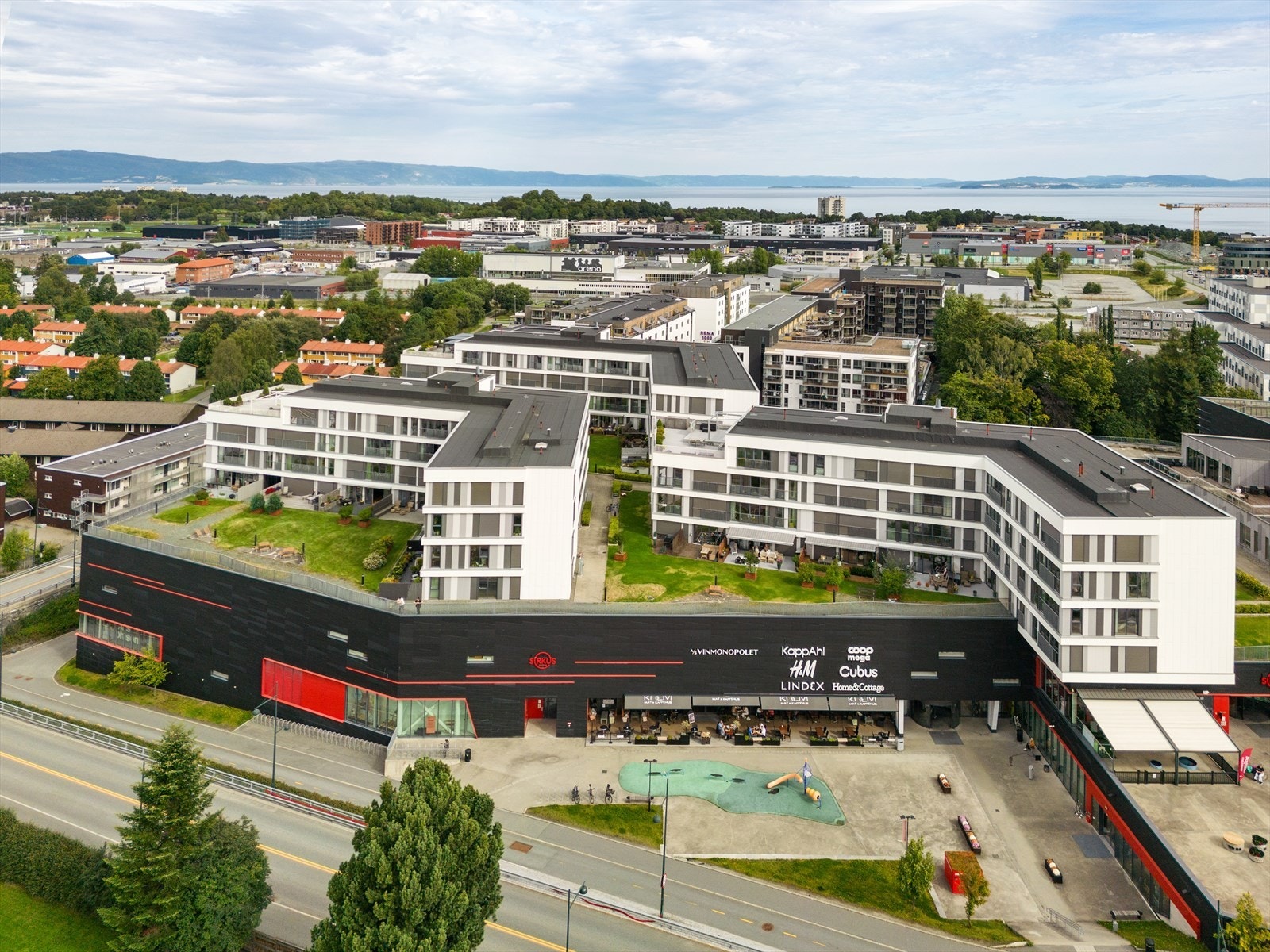 Sirkus Shopping, med sitt brede utvalg av butikker, kaféer og restauranter, ligger kun en kort gå- eller sykkeltur fra boligen. Det er også gratis parkering for bil i parkeringskjeller i senteret. Galleribilde
