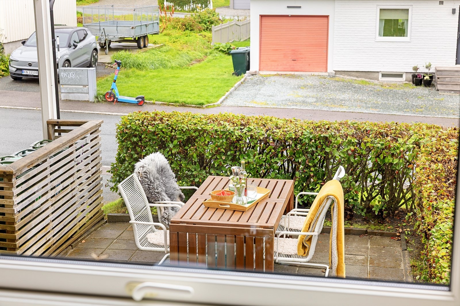 Foran hjemmet er det en steinbelagt gårdsplass som kan benyttes som et siste uterom til middag, grilling m.m. Galleribilde