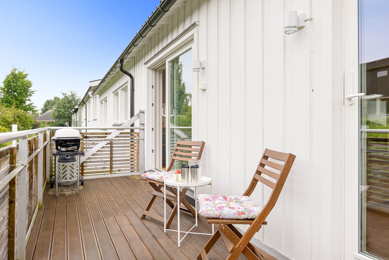Boligen har både altan og balkong på hver sin side, noe som gir fleksibilitet til å velge mellom sol og skygge etter ønske og behov. Balkongen gir også gode muligheter for hyggelig og fleksibel møblering. Galleribilde