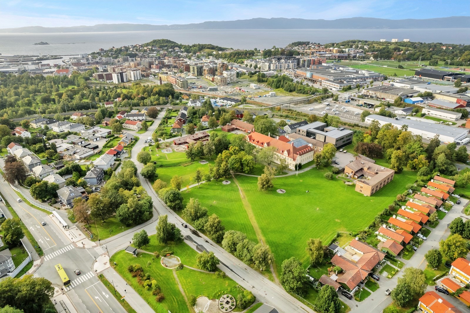 Dronning Mauds Minne høgskole for barnehagelærerutdanning ligger også like i nærheten. Galleribilde