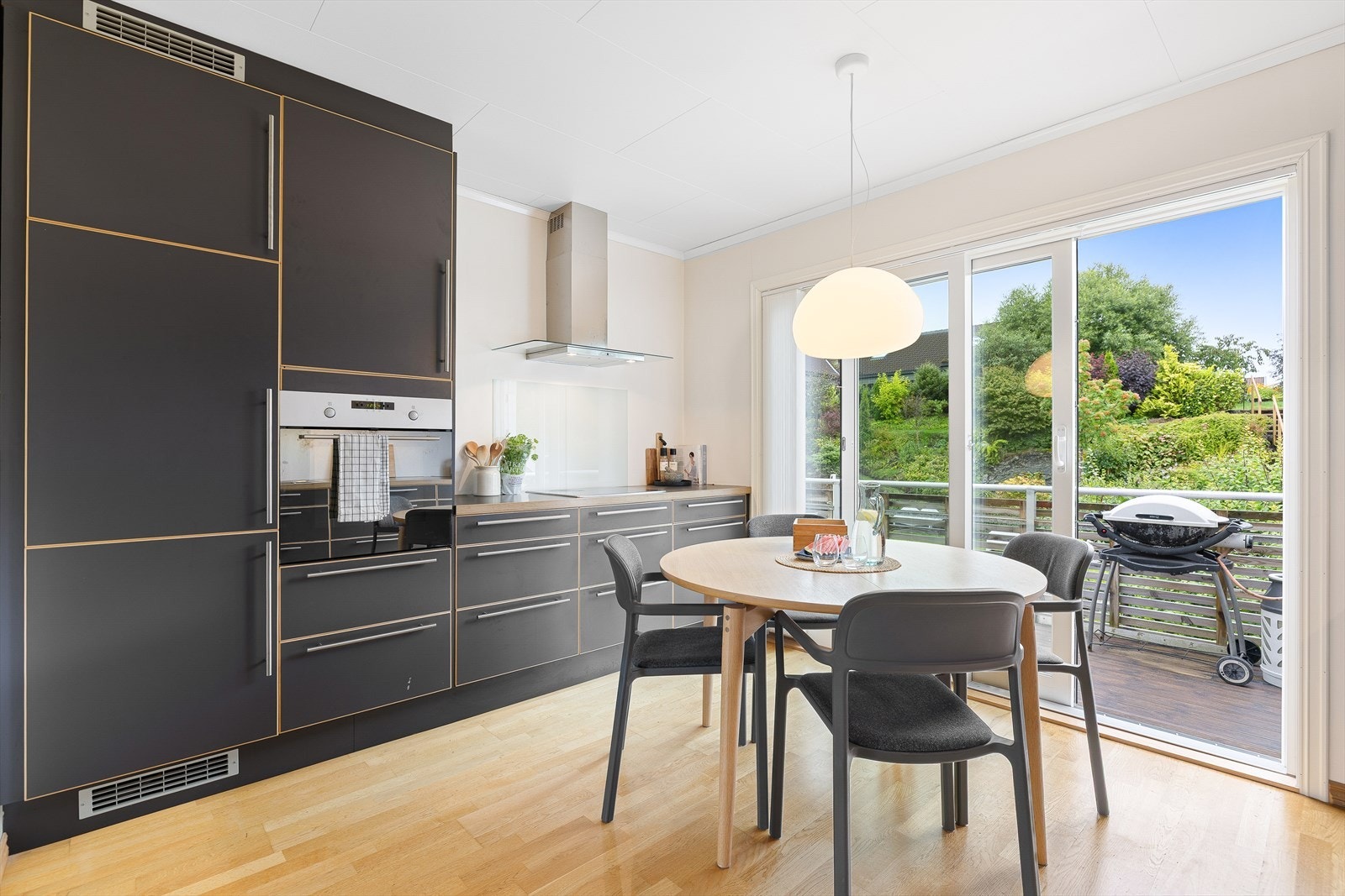 Rommet for kokkelering har mekanisk avtrekk. Rommet er oppmålt til 12 m² og har naturlig plass for et hyggelig frokostbord. Galleribilde