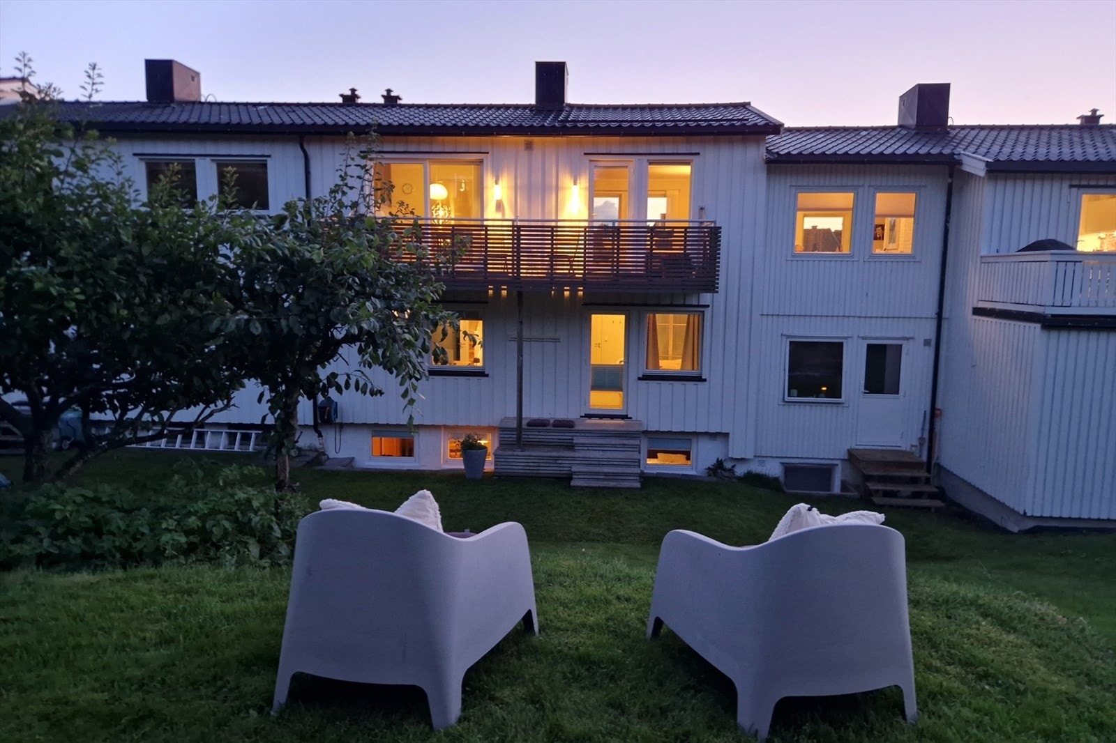 Bakhagen i skumring. Foto tatt av selger. Galleribilde