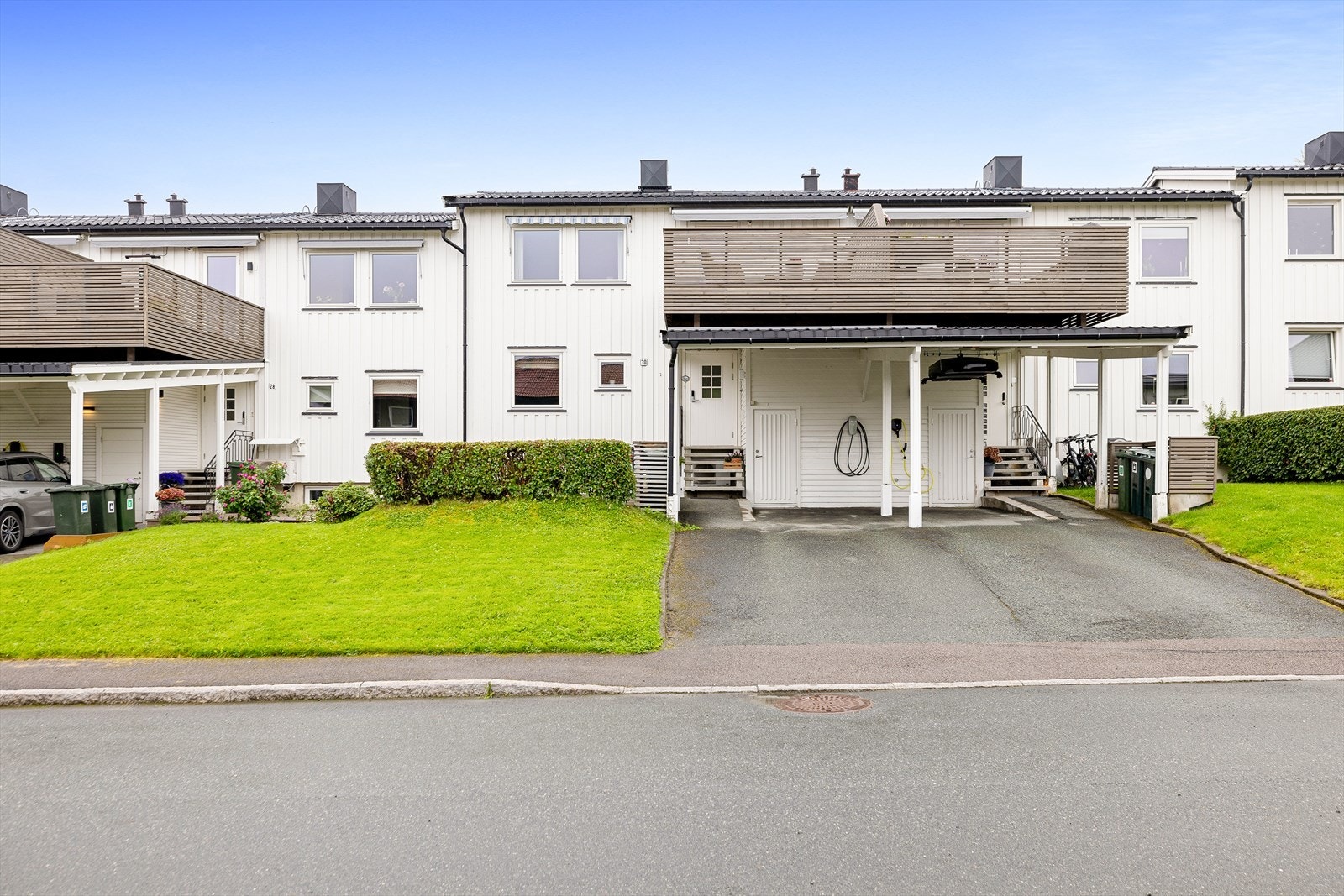 Her er det plass for biler både i carport og på gårdsplass. Velkommen til visning! Galleribilde