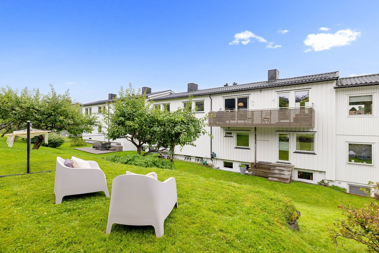 Boligen ligger i et populært og rolig boligfelt, med nærhet til skoler, barnehager, dagligvarebutikker, kjøpesenter, kollektiv transport, 3T-treningssenter, og fine turmuligheter. Galleribilde