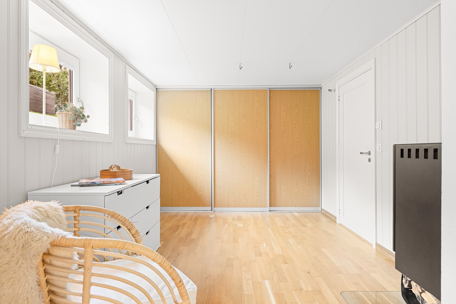 Her er det godt med oppbevaringsplass bak skyvedører som selvsagt blir stående igjen til neste eier. Galleribilde