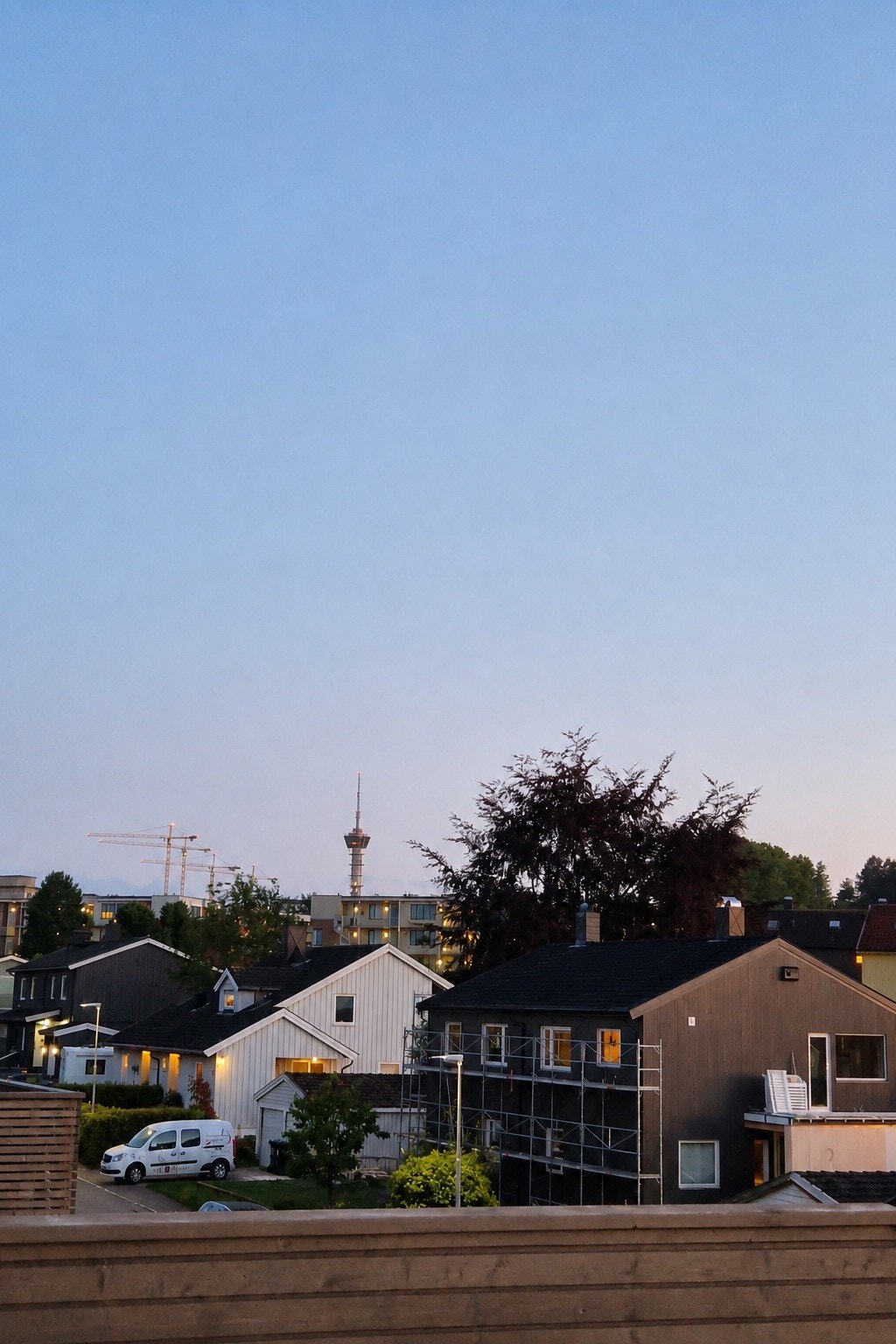 Tyholttårnet kan skimtes fra altanen. Foto tatt av selger. Galleribilde