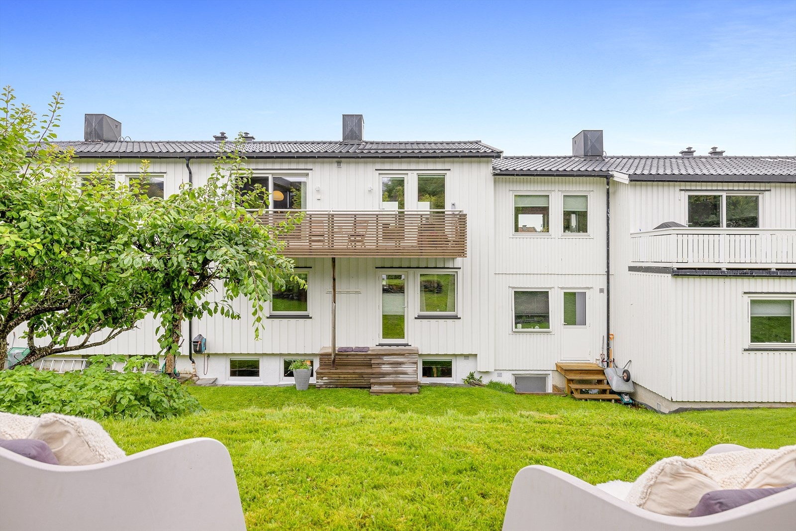 Rekkehuset fremstår som velholdt med flere oppgraderinger de siste år. På denne siden av fasaden så har det blitt skiftet bordkledning, etterisolert, skiftet vindu og etablert ny balkong i 2017. Galleribilde