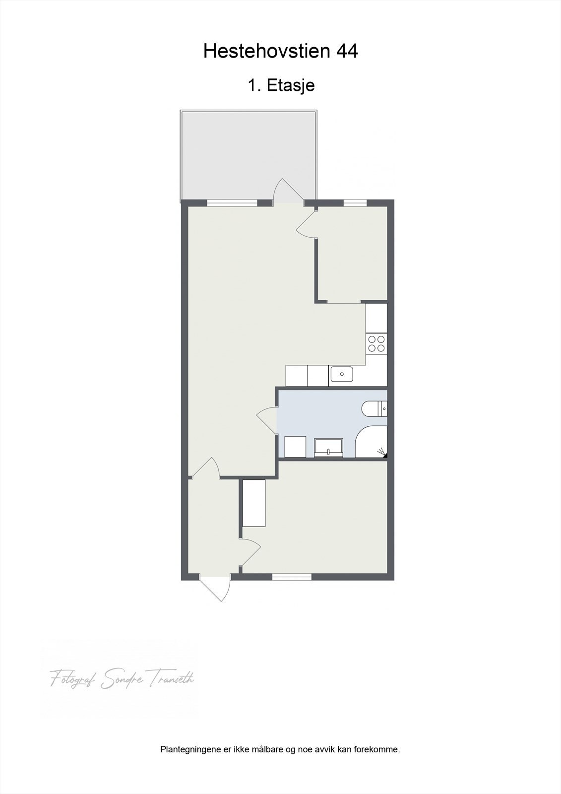 Planløsning 1.etg.: entre, soverom, bad/vaskerom, åpen stue/kjøkkenløsning med tilkomst til terrasse, samt "sy-rom"/bod. I tillegg medfølger den en ekstern bod like ved ytterdøren hvor det er god lagringsplass og plass til ekstra kjøl/frys om ønskelig. Galleribilde