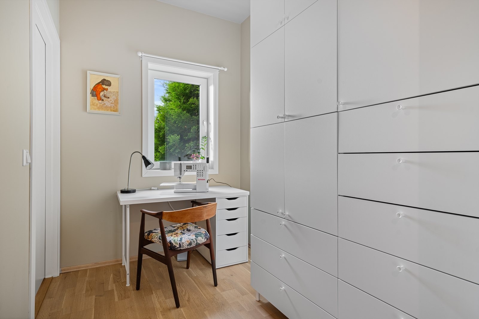 Syrommet er godkjent som bod (ikke godkjent til varig opphold) og har god plass til ekstra oppbevaring. Det er tilkomst både via kjøkkenet og stuen. Galleribilde