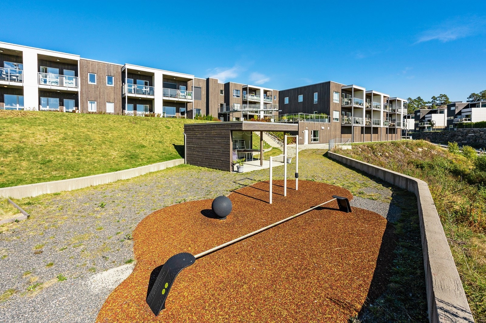 Borettslaget har flotte opparbeidede uteområder med blant annet en grillbu, treningsapperater utendørs, samt terrasse og eget treningsrom innendørs. Galleribilde