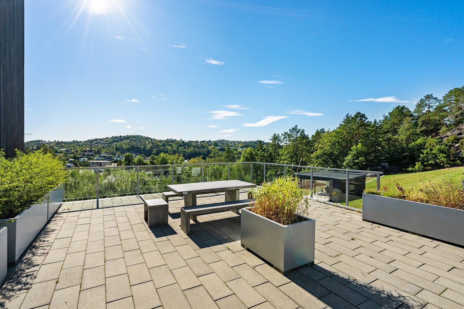 På terrassen er det videre satt opp sitteplass og flott beplantning. Terrassen er til alles bruk i borettslaget. Galleribilde