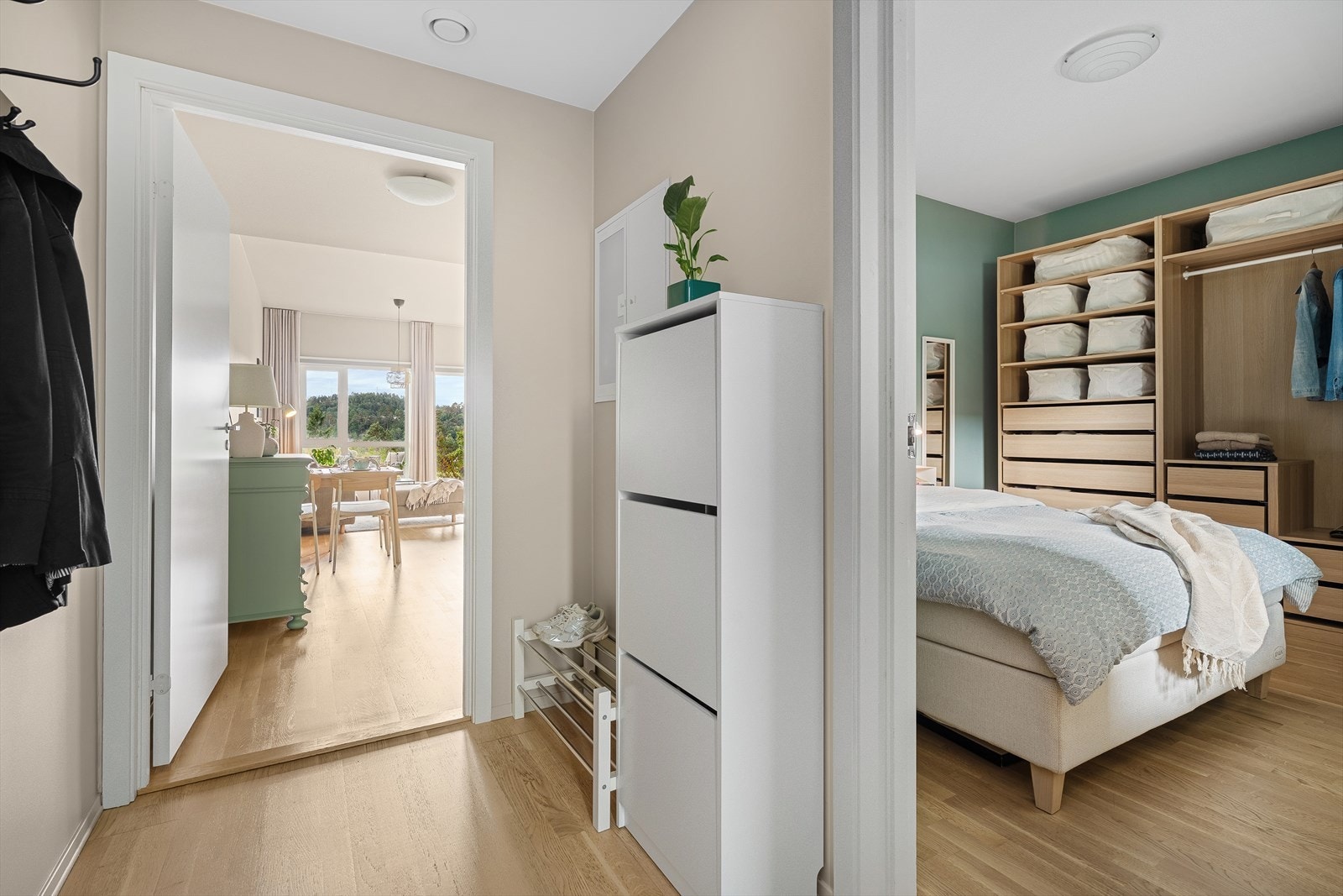 Velkommen inn! Leiligheten oppleves lys og innbydende med en praktisk planløsning. Du finner en romslig entre, soverom, bad/vaskerom, åpen stue/kjøkkenløsning med tilkomst til terrasse, samt en innvendig bod (idag benyttet som syrom). Galleribilde