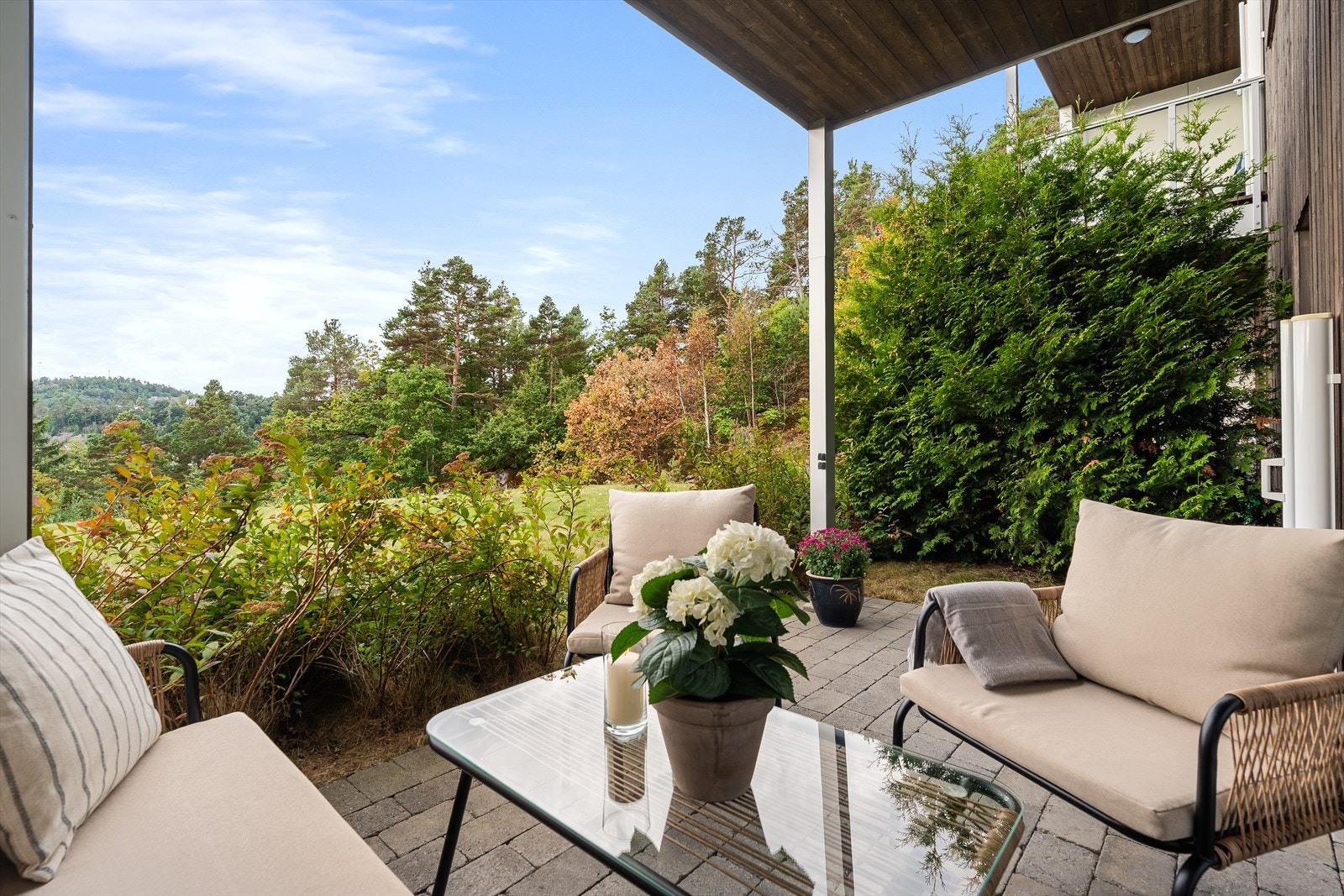 Terrassen er hellelagt og det er videre beplantet med hekk til nabo som gjør at du opplever å sitte for deg selv. Du har videre direkte tilkomst ut til terrasse og til felles hageanlegg. Galleribilde