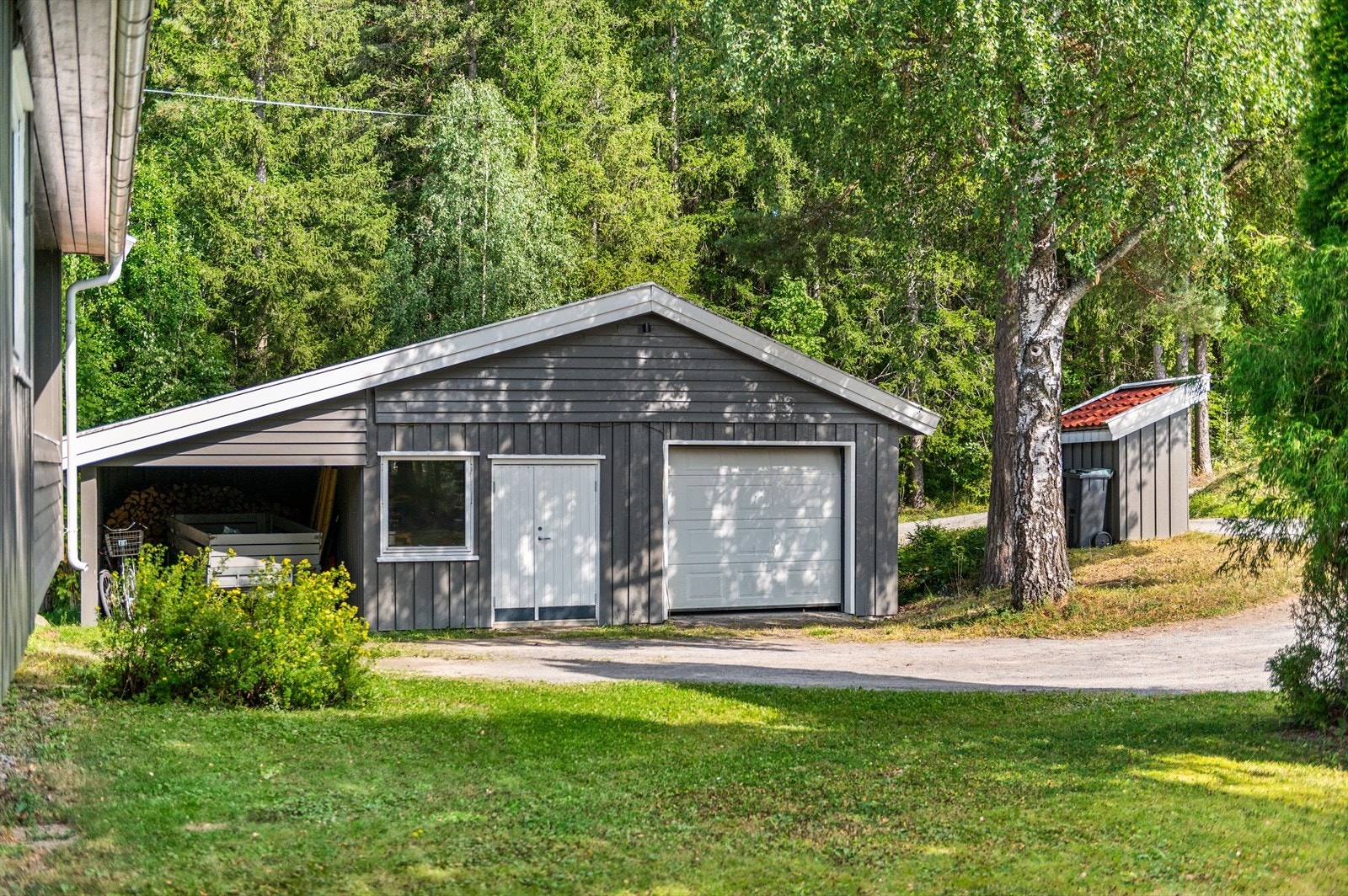 Garasje med bod og carport. Galleribilde