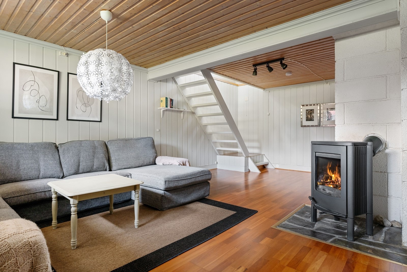 Stor kjellerstue/tv-stue med peisovn. Galleribilde