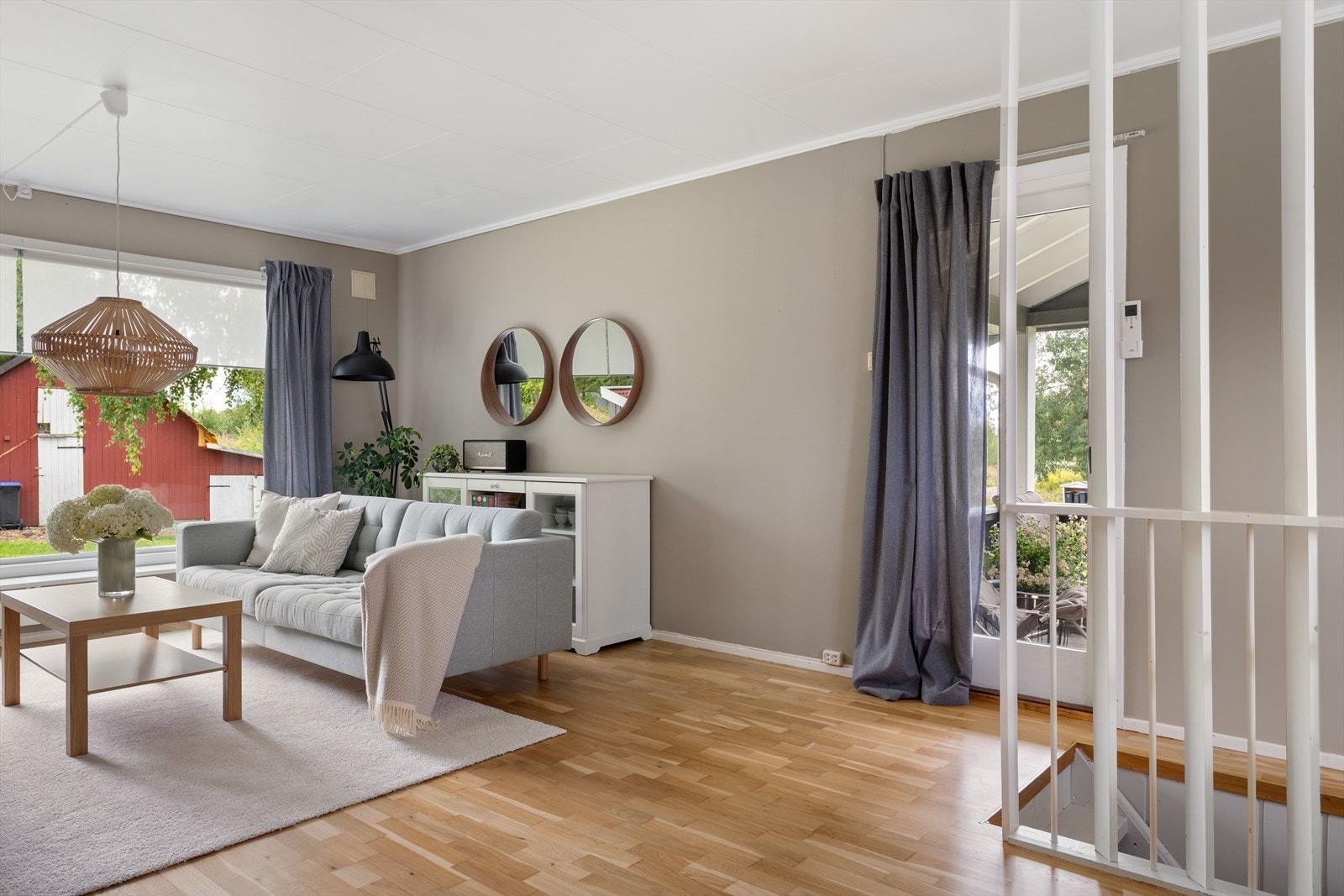 Utgang til overbygget veranda fra stuen og nedgang til kjellerstue. Galleribilde