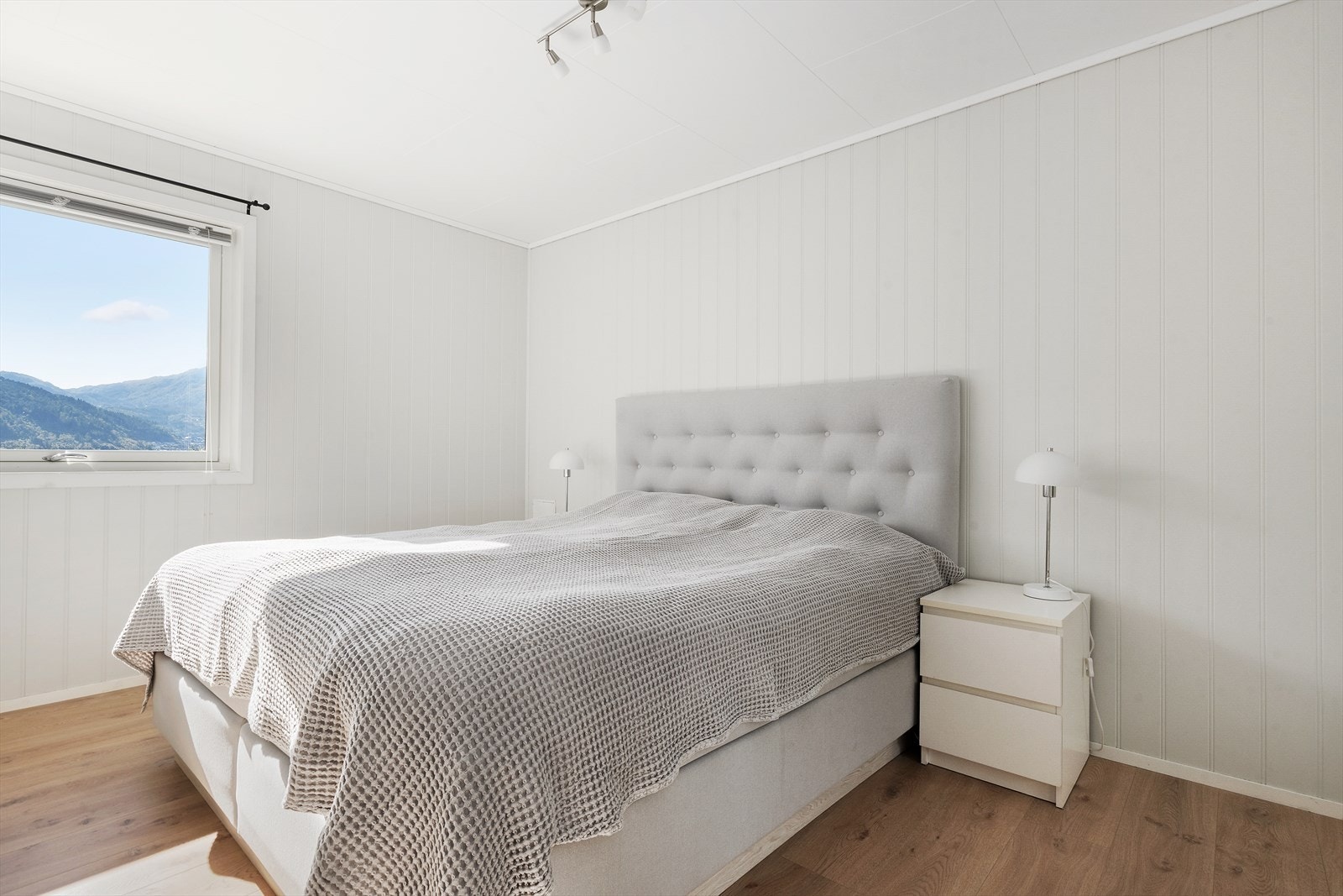 Soverom i underetasjen er romsleg med laminatgolv og måla overflater. Galleribilde