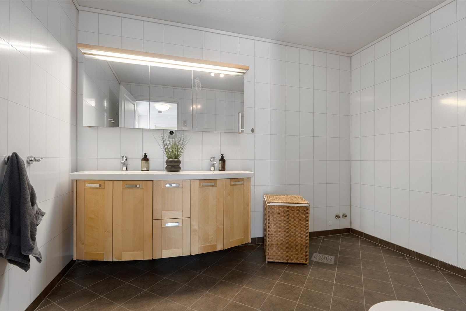 Bad i underetasjen med heildekkande servantplate med to vaskar og vassboren golvvarme. Galleribilde