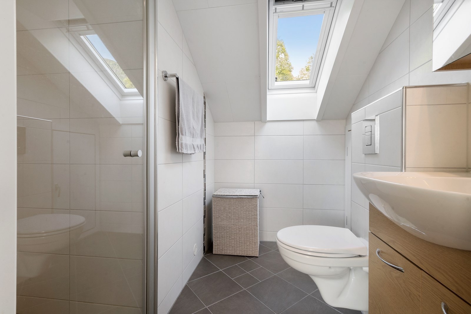 Badet på loftet har keramiske fliser, vassboren golvvarme og dusjnisje med glasdør. Galleribilde