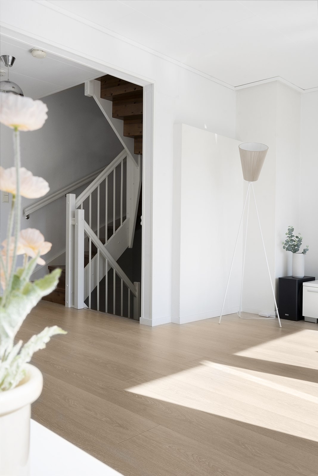 Trapper med beisa furutrinn og måla vangar knyter saman etasjane. Galleribilde