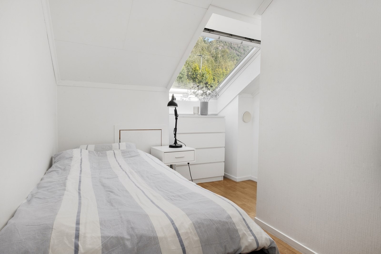 Eitt av to soverom på loftet, med takvindauge som gir godt lysinnslepp. Galleribilde