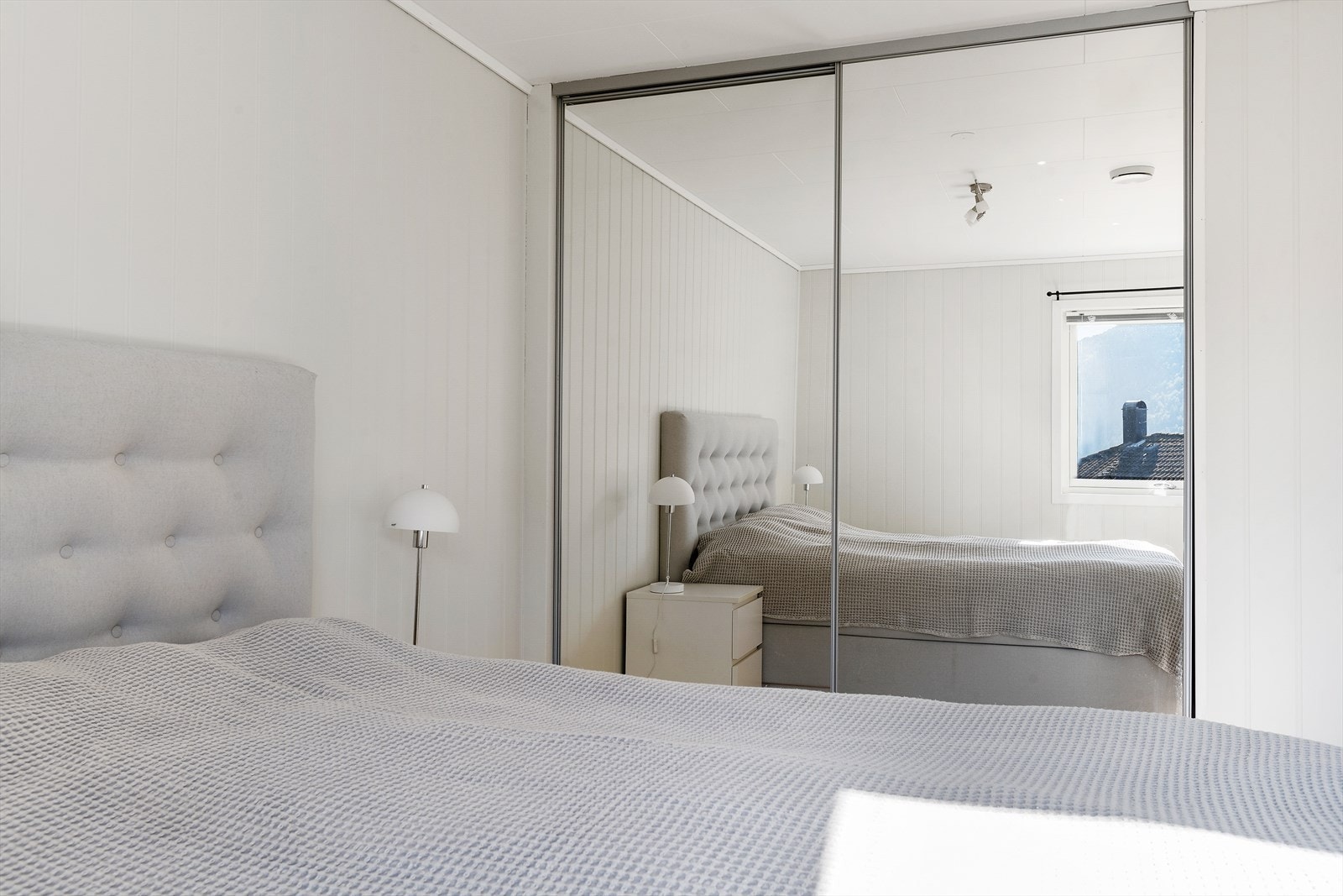 Rommet har ein stor og takhøg skyvedørsgarderobe med speglfrontar som gir god lagringsplass. Galleribilde