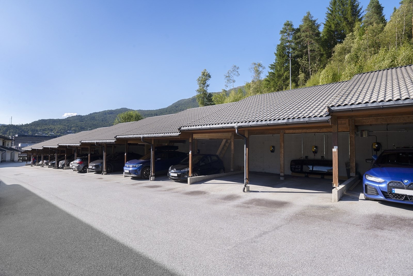 Seksjonen disponerer ein merka parkeringsplass i felles carport med lagringshems og elbilladar. Galleribilde