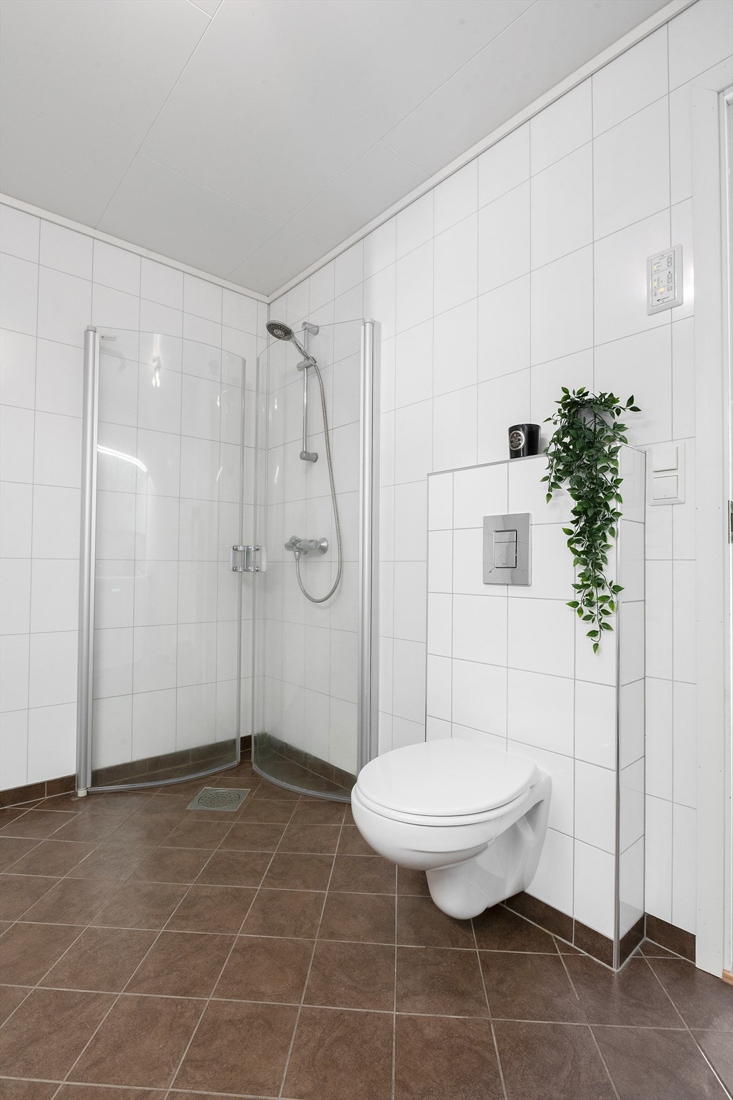 Badet har flislagt golv og våtromsplater på veggane. Galleribilde