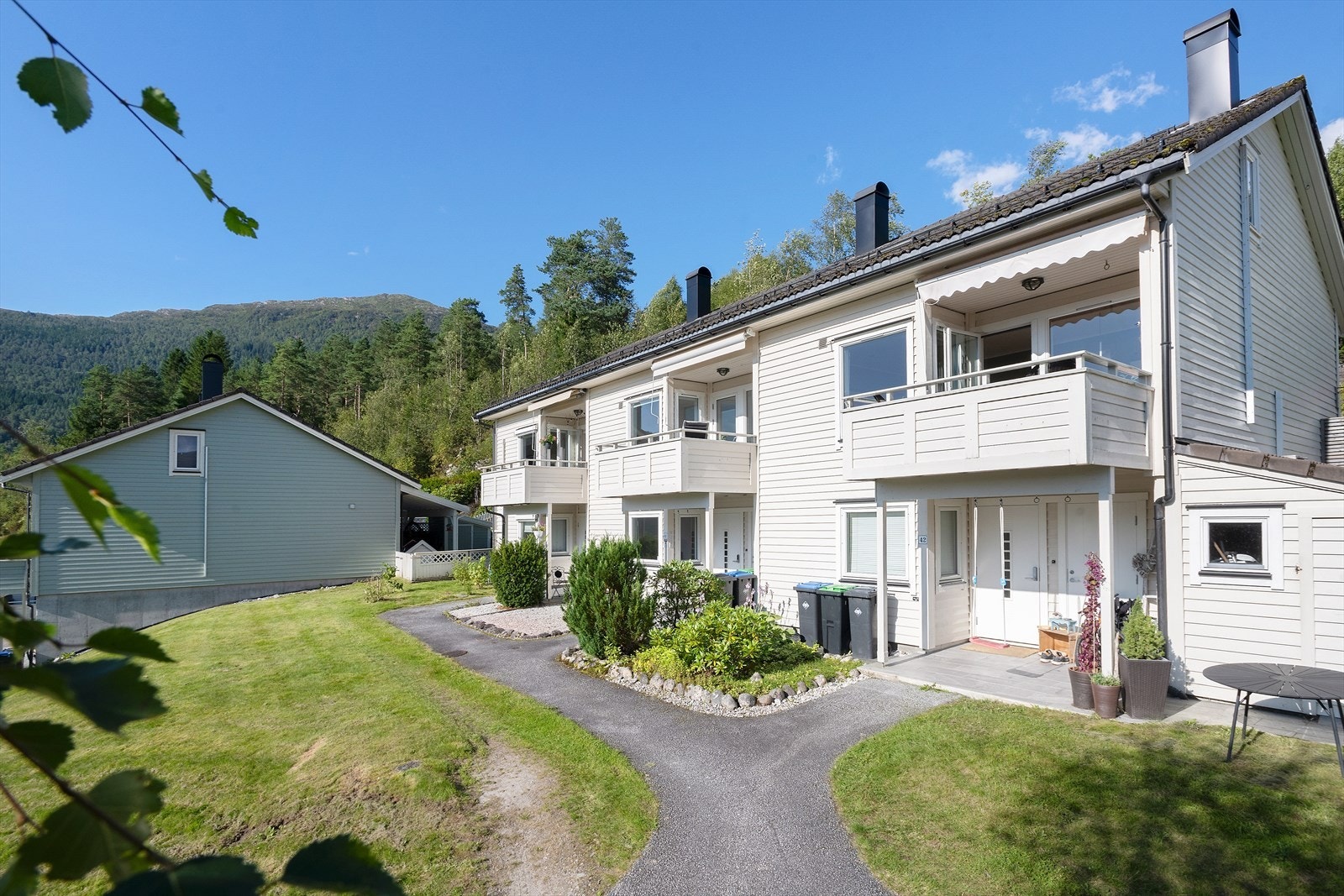 Her bur du solrikt med gangavstand til barnehagar, Slåtten skule, HVL og sjukehuset. Galleribilde