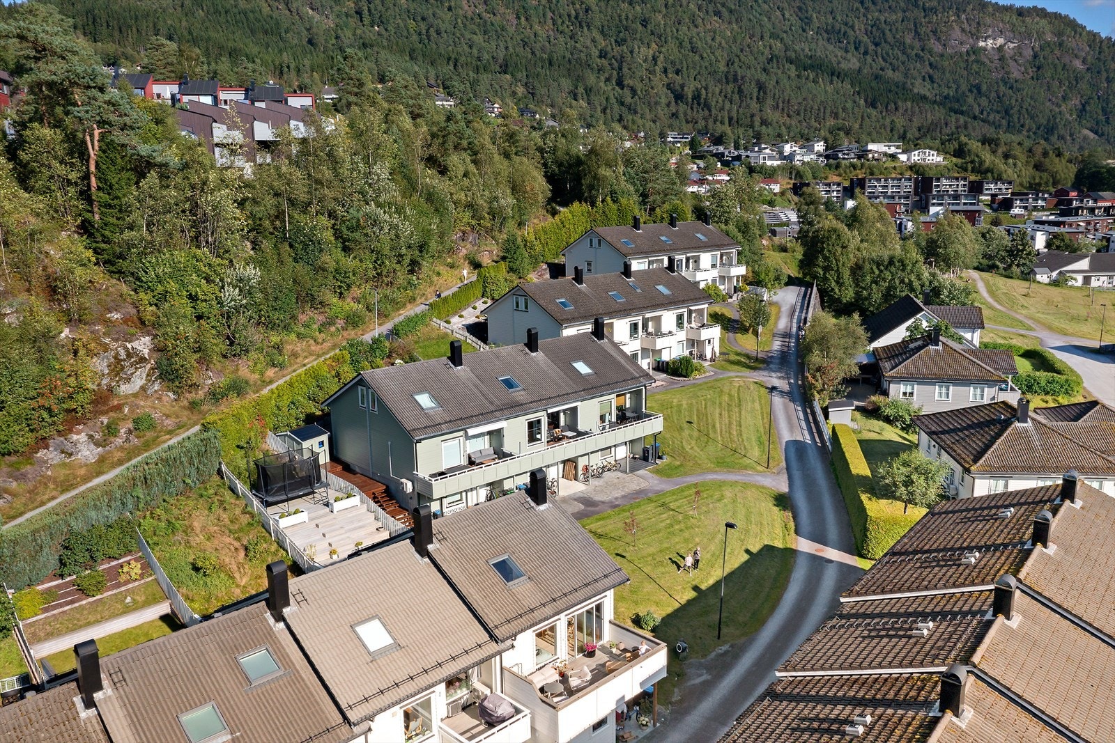 Bustaden har fint plassering mot sørvest, i øvste rekke. Galleribilde