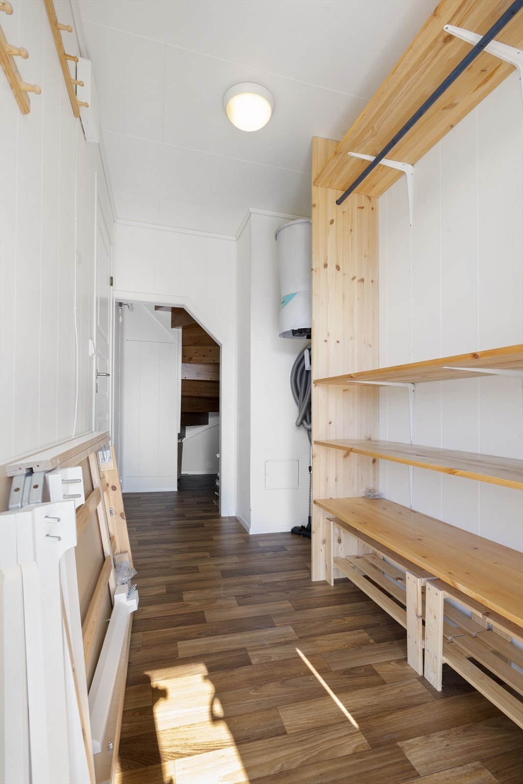 Huset har to inngangsdører. Den andre ledar inn til bod/grovinngang med dør vidare til gangen. Galleribilde